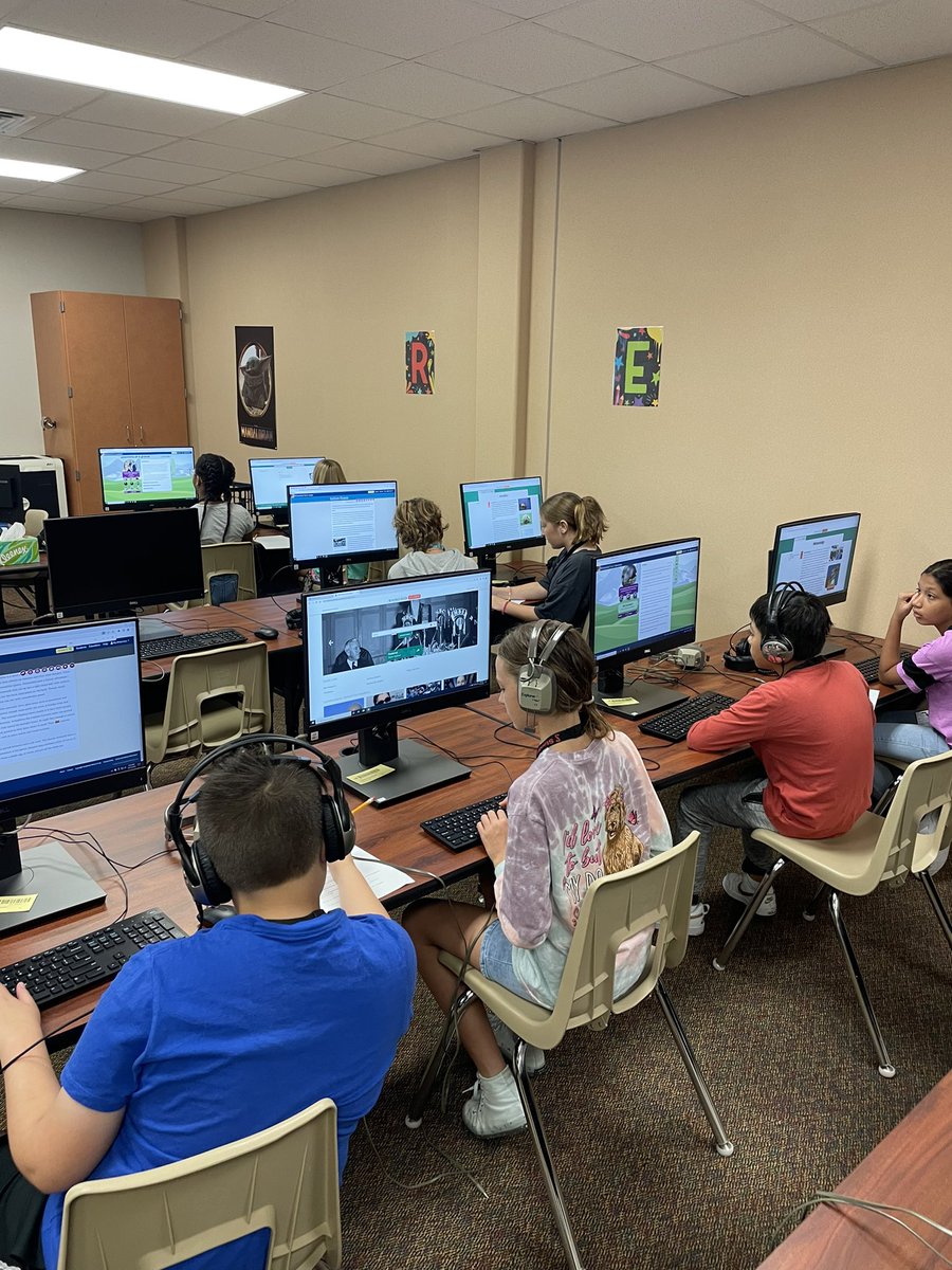 StampedeLibrary's tweet image. 5th grade students learning about Katy ISD resources in the library/tech specials rotation and working on the scavenger hunt challenge! @techwithtodd @StanleyStampede #ilovesse