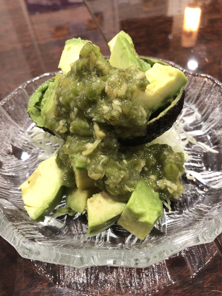 ryu_goma's tweet photo. またアボカドわさびが美味しい横浜橋近くの店「洋楼や」に来たんですけど、「本日のおすすめ」にあったあじたたきを頼んだらカウンターに座ってる常連さんが「俺が釣った」って言い出して笑ってたらマジだったり、たたき食べ終わったら骨せんべい出してくれたり、他の常連さんがスパークリングあけて https://t.co/cMjkYRmdmL