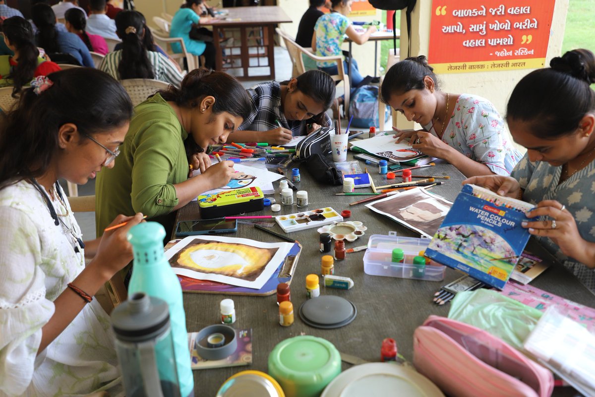 crugandhinagar's tweet photo. An Elocution &amp; drawing competition held at @Childrens_Uni in collaboration with #womanandchilddevelopment Dept., Gandhinagar.

@harshad5350 
#ministryofeducation
#abhayam https://t.co/fGvqIsW1wm