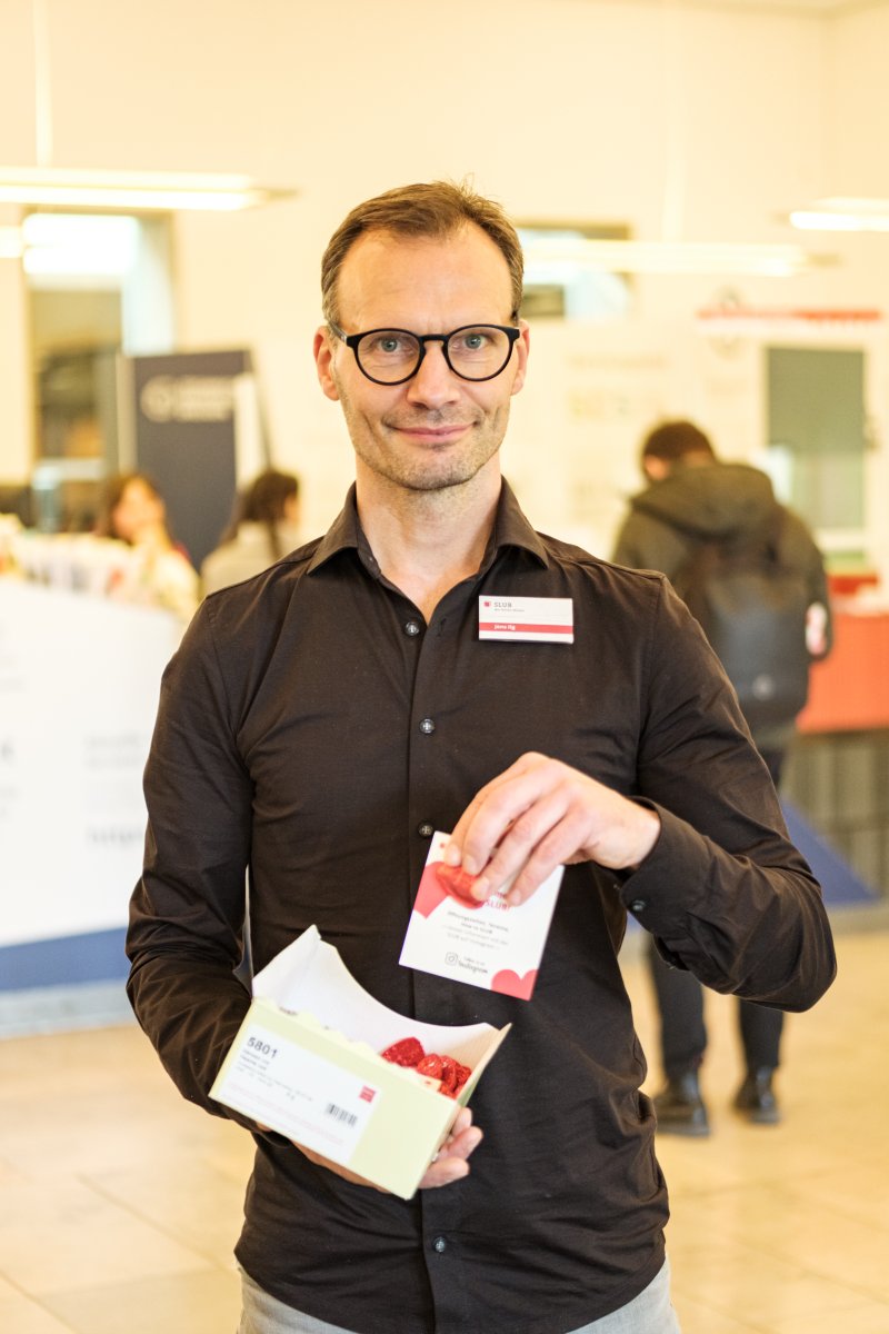 SLUBdresden's tweet photo. ❤️ Willkommen zum #Semesterstart an der @tudresden, willkommen an der #SLUB! Schön, dass Ihr (wieder) da seid! Heute haben unsere Kolleg:innen 1.200 Schokoherzen verteilt – und noch den ein oder anderen Tipp dazu. #SLUBlife #SLUBservice //al https://t.co/sgOE4hpgZr