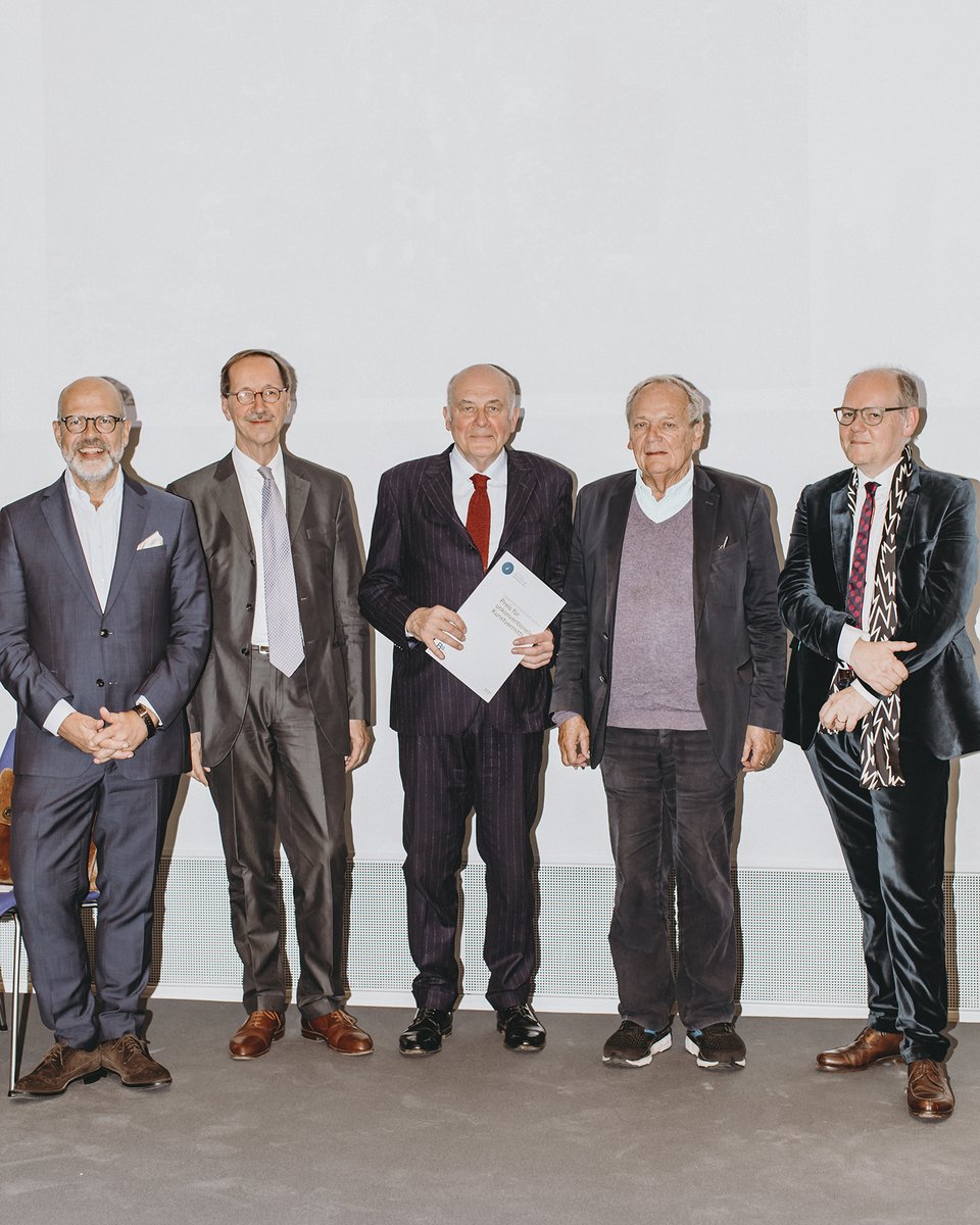 seehandlung's tweet photo. Mit dem Runge-Preis für unkonventionelle Kunstvermittlung werden Persönlichkeiten ausgezeichnet, die als Kunstschaffende oder als Anstifter von Kunst ihr Leben in den Dienst der Kultur gestellt haben. Gestern erhielt #HannsZischler den mit 10.000 Euro dotierten Preis. https://t.co/LmNnDmD83A