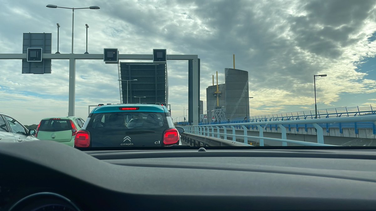 svenkopp's tweet photo. Welke achterlijke bedenkt het om in het begin van de spits de #hartelBrug open te gooien. #spijknisse #botlek https://t.co/WcWL7Oc1aH