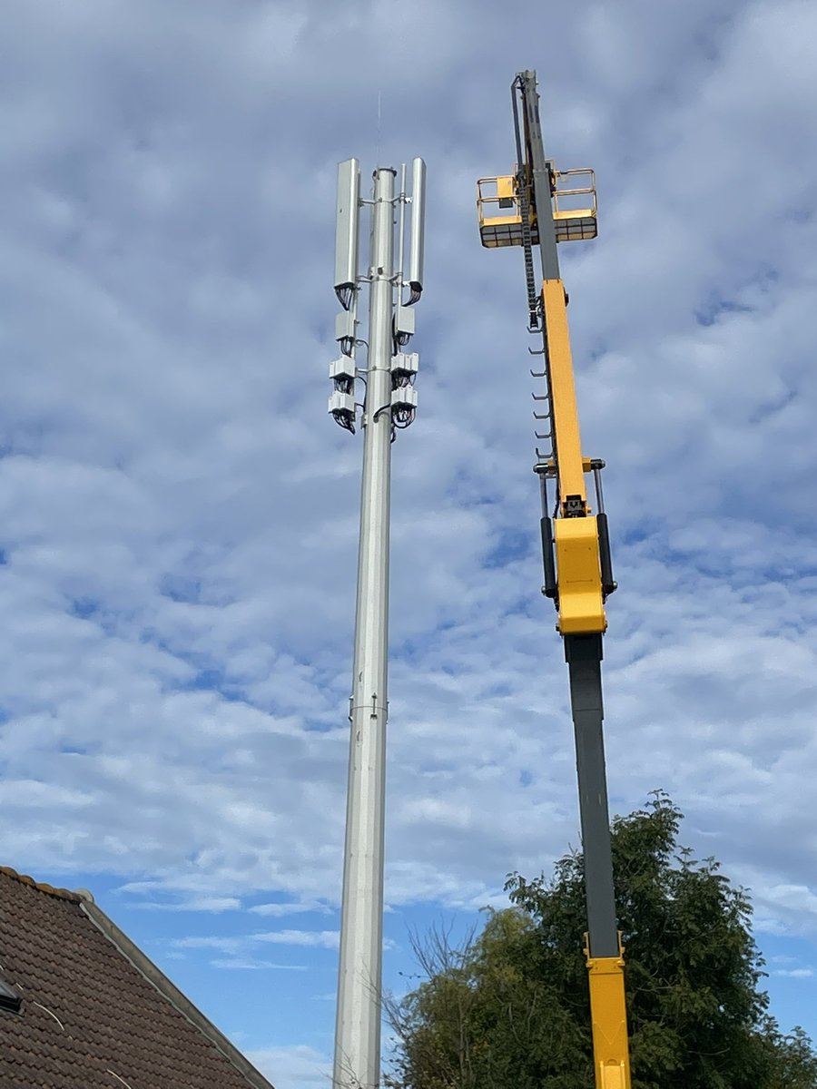 L’antenne 5G du Pont-Pierret à #Marquise en cours de déploiement. Située à côté de l’A16, elle est contestée par un riverain pour de potentielles nuisances électroniques.