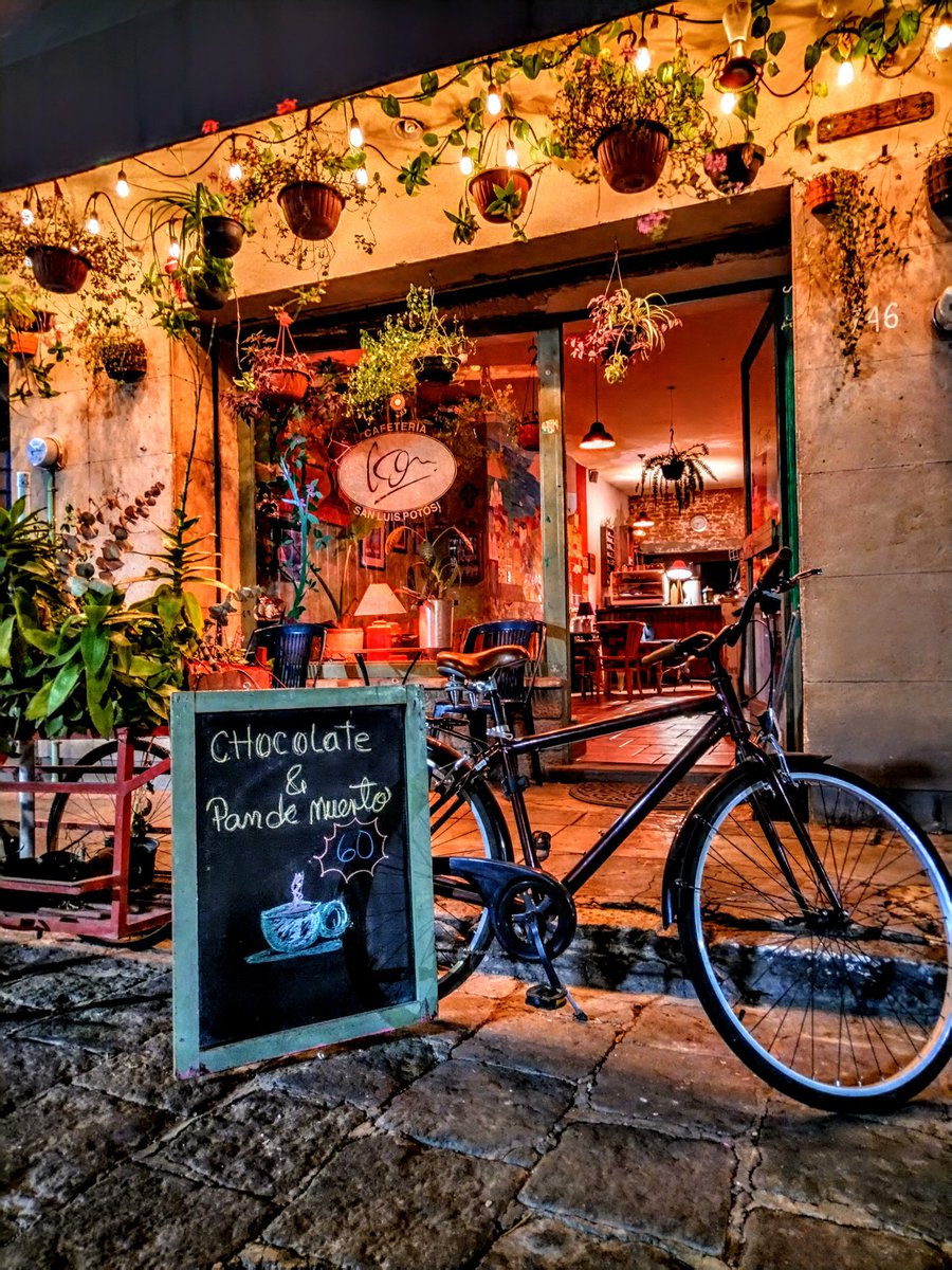 latazzadememo's tweet photo. Por que no? chocolate y pan de morido Par un antojo tradicionalista y mamon... #YaHayCafé #chocolate #pandemuerto #antojosTazza #entrrPANes #slp #slplife #ColonialModernaSLP #CP78233 https://t.co/BxqyKSJl37