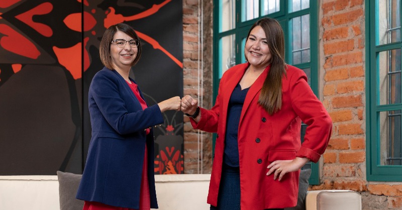 IMPAQTOec's tweet photo. ¡Tenemos grandes noticias! 👉 @ladanipe, Cofundadora de IMPAQTO, y @CaritoBritoC, Socia Directora de Coworking, asumirán un liderazgo compartido como nuestras Co-CEOs.

Estamos felices de ser el primer ejemplo de un #LiderazgoDistribuido en Ecuador. 🇪🇨

#HacemosIMPAQTO
