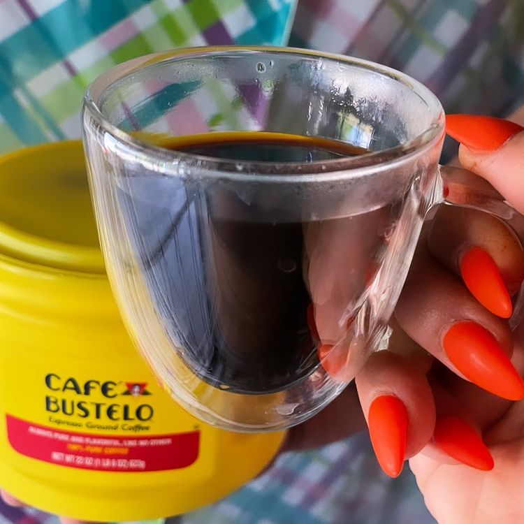 ¡Buenos días amantes del café! Start your day the Café Bustelo way! ☕ spr.ly/6016Mg39o 📸: @vanessa_borquez