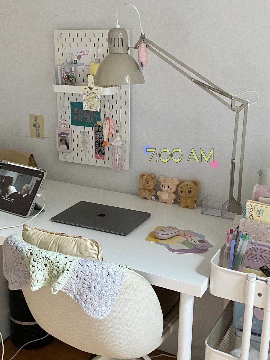 june6th's tweet photo. mornings in my room 💟 https://t.co/iT24Z2necG