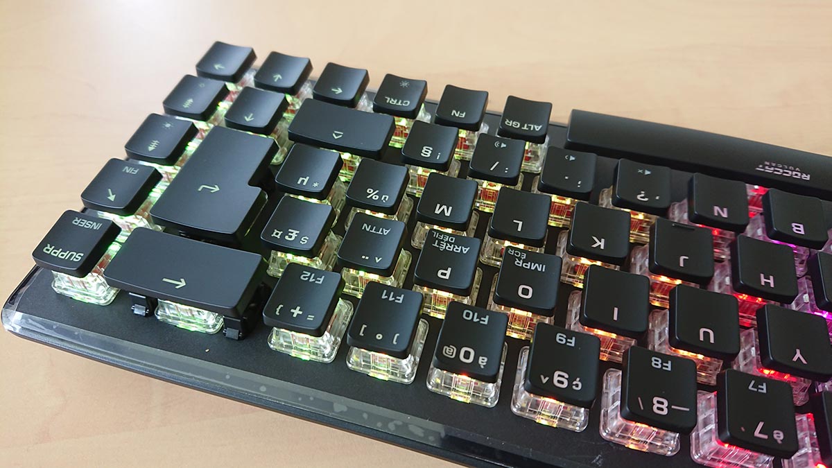 PapaBlogueur's tweet photo. J'ai reçu en test le clavier mécanique Vulcan II mini Roccat (clavier gaming RGB 65% ultra compact) avec interrupteurs optiques Titan II linéaires !
👉Retour sous peu sur mon blog https://t.co/EizSH1y1Gx

#roccat #vulcanmini #clavier #gaming https://t.co/EUYf2ERJDg
