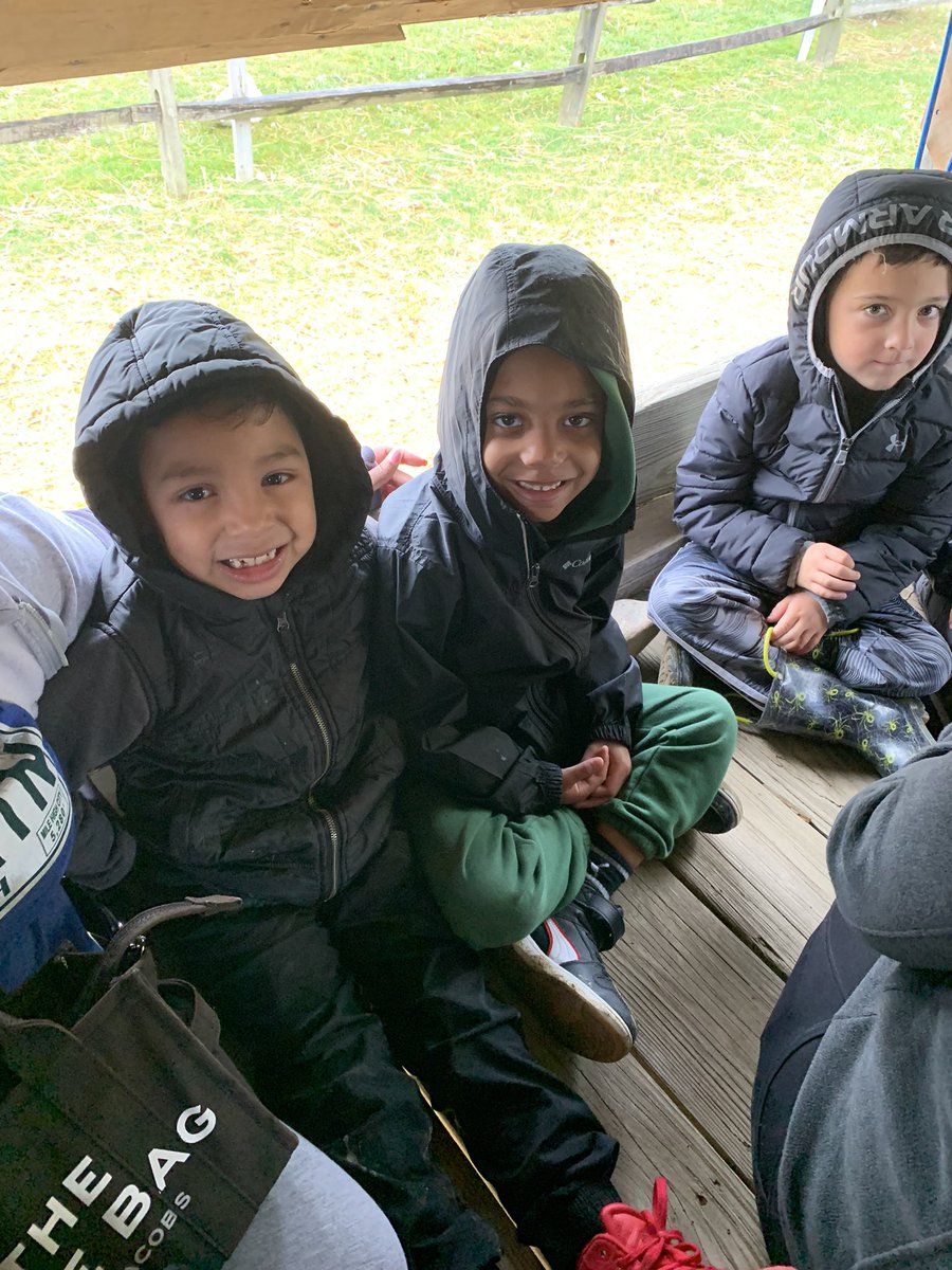 SlusherKinder's tweet photo. Ready for a hayride!! @uplandhillsfarm @StadiumDriveLO 🐷🐮 https://t.co/9fk5x7clmj