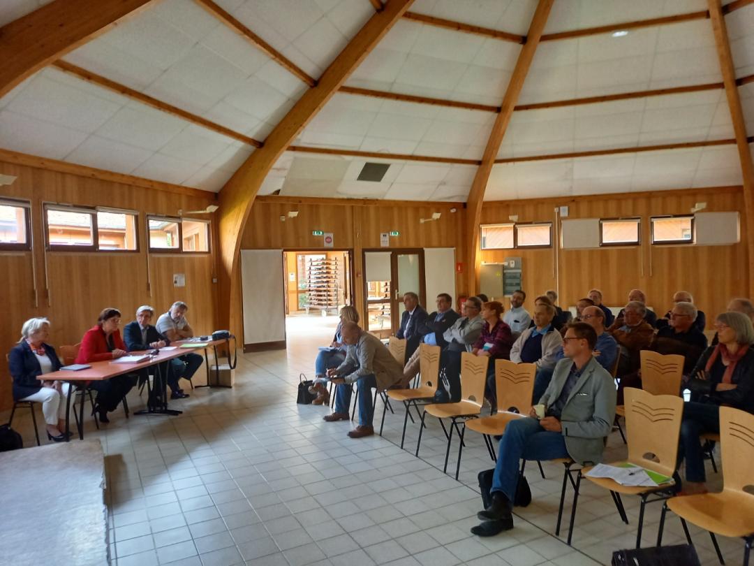 #inTERREactions S. Nicolardot, pour le territoire Troyes Othe Armance présente à la conférence des maires du @PETROtheArmance.
Position des Chambres d'agriculture sur Main d’œuvre, transmission dans les exploitations d'élevage, développement vertueux des Énergies renouvelables.