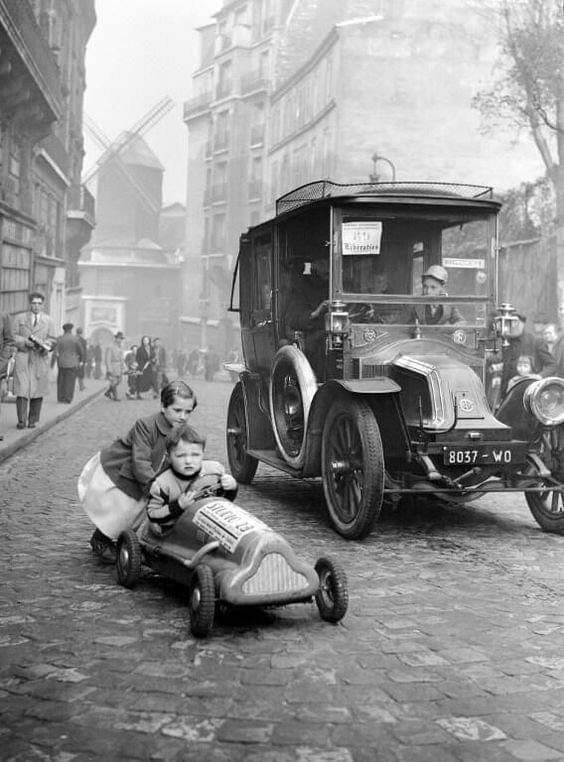 parisvisites's tweet photo. #Paris, 1920... #Montmartre, rue Lepic... avant  les touristes ! #charme d’avant... #France #photo #vintage #tourisme  https://t.co/lEYcJwPa8C https://t.co/Pg9NLP3AxY