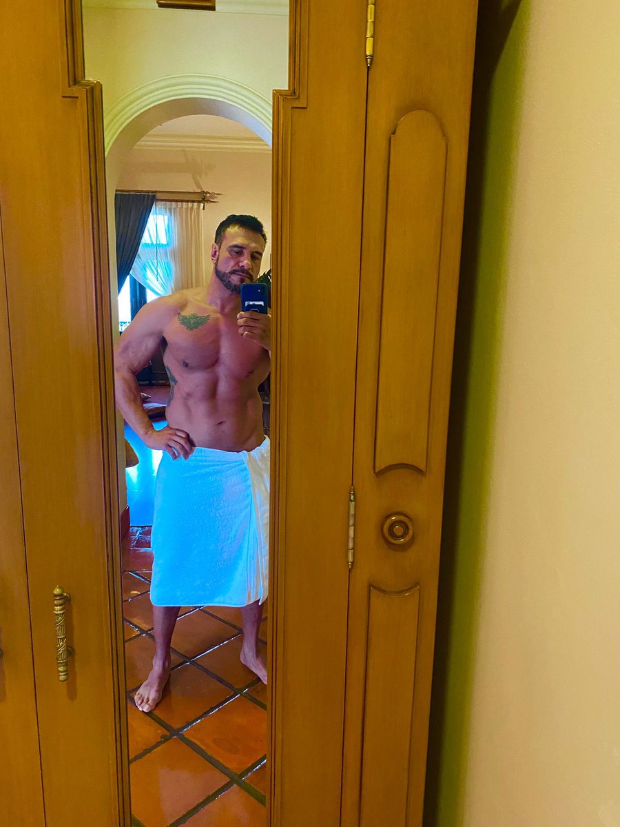 PrideOfMexico's tweet photo. Dios bendiga la genética de los Rodríguez. Comí como un animal desenfrenado este pasado fin de semana. Tres días fuertes de gym y los abdominales están de vuelta. ¿Cuál es su comida favorita? Para tomar ideas para los próximos cheat days de la dieta 🤣

Que tengan excelente día. https://t.co/1fZ8Pu9de6