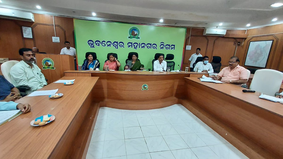 bmcbbsr's tweet photo. The #PublicInterface meeting of ward nos-13 & 14 was held today.
Hon'ble Mayor, Deputy Mayor, local Coporator, Add Comm-I, ZDC North interacted with the representatives of the ward. Their grievances were noted down & discussed the development of ward with community participation https://t.co/3yQJxakRRx