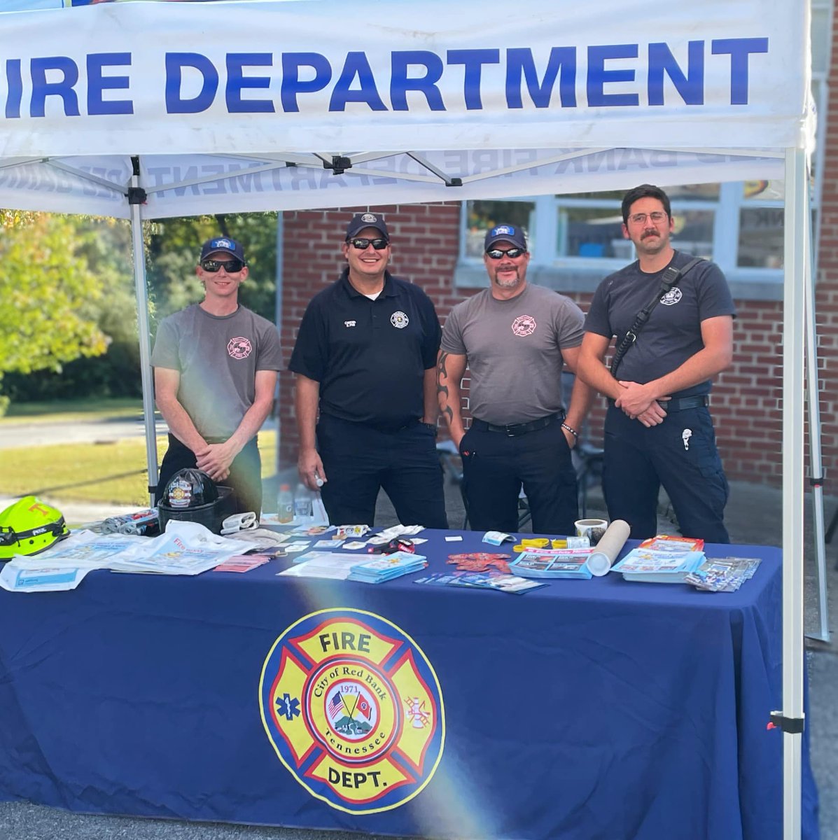 CityofRedBank's tweet image. Last Thursday's (Oct 6th) Alpine Crest Fall Festival was a great success as our Police, Fire, and Public Works departments showed their support for our students and families! 
Check them out!
@alpinecrestelem 
#RedBankTn #RedBankPolice #RedBankFire #RedBankPublicWorks #Community