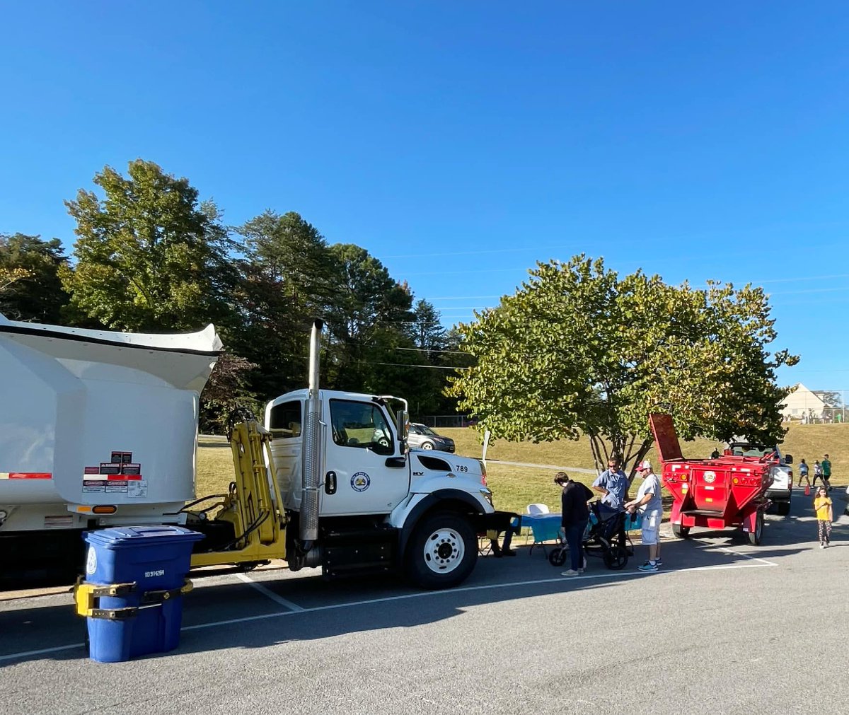 CityofRedBank's tweet image. Last Thursday's (Oct 6th) Alpine Crest Fall Festival was a great success as our Police, Fire, and Public Works departments showed their support for our students and families! 
Check them out!
@alpinecrestelem 
#RedBankTn #RedBankPolice #RedBankFire #RedBankPublicWorks #Community
