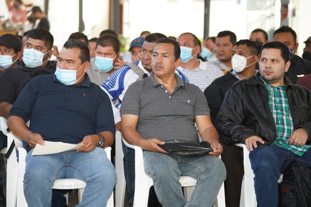 RolandoCastroSv's tweet photo. Cientos de trabajadores motoristas tendrán un empleo digno y decente, sus salarios oscilarán el mínimo de $ 500 y máximo $ 1,500 al mes, más todas las prestaciones de ley. Todos nuestros equipos estamos tocando puertas con muchas empresas con el fin de llevar empleo. https://t.co/gUHW2j6JaL