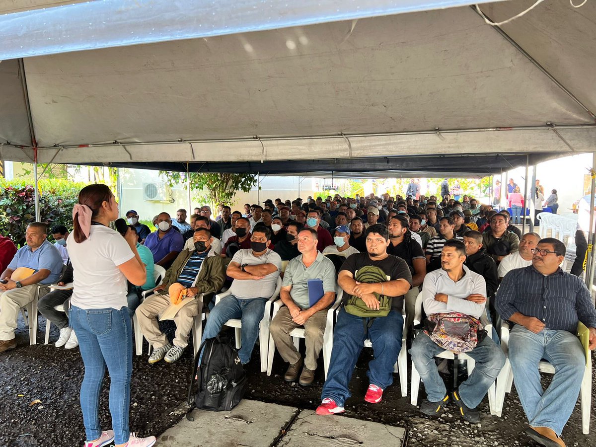 RolandoCastroSv's tweet photo. Cientos de trabajadores motoristas tendrán un empleo digno y decente, sus salarios oscilarán el mínimo de $ 500 y máximo $ 1,500 al mes, más todas las prestaciones de ley. Todos nuestros equipos estamos tocando puertas con muchas empresas con el fin de llevar empleo. https://t.co/gUHW2j6JaL