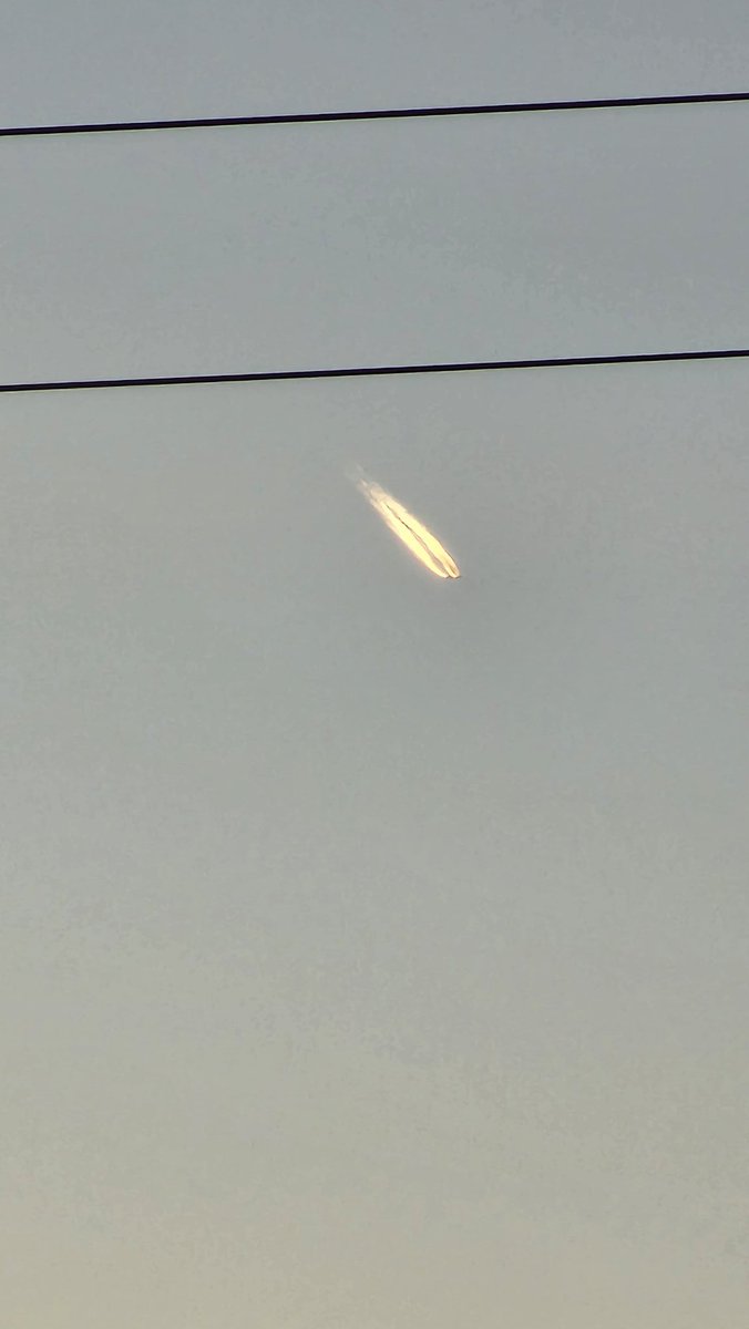 glamslamT's tweet photo. What's in the sky #yeg? https://t.co/oDODd7P6uf