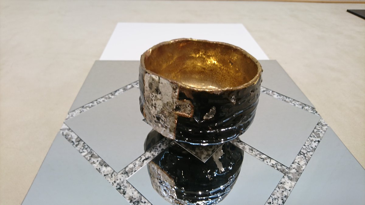 kabuwakitahama's tweet photo. 私が魅了された新進陶芸家市川透氏の作品。

しかし残念ながらすでに売約済になっていて
ただ眺めているしかなかった。

市川氏の茶碗には混沌の現代が封じ込められていて
中を覗くとそれが浮き上がってくるような景色がある。

でもそれを自分のＰＣ横に置けなかったので写真を幾度も眺めてしまう。 https://t.co/CPZjZ2kFQp