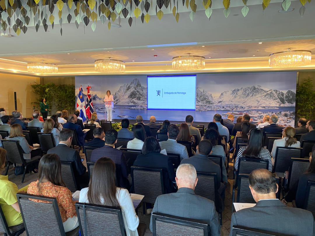 NoruegaEmbCuba's tweet photo. Un honor dar las palabras de bienvenidos hoy en el primer seminario empresarial sobre la #EconomiaAzul que organiza la embajada en Santo Domingo. 
Juntos vamos hacia el #DesarrolloSostenible #Agenda2030 
#MaresLimpios https://t.co/vUaZfHF166