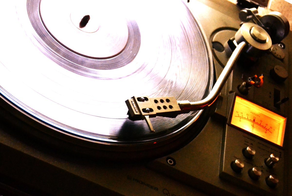 nieprzypadek_pl's tweet photo. Płyty płytami, zachwycamy się muzyką. Ale czy można równie zachwycać się sprzętem do jej odtwarzania? #AudioRetro #VintageHifi Utarło się powiedzenie: takich już nie robią... #Pioneer https://t.co/D1csZs0VE9