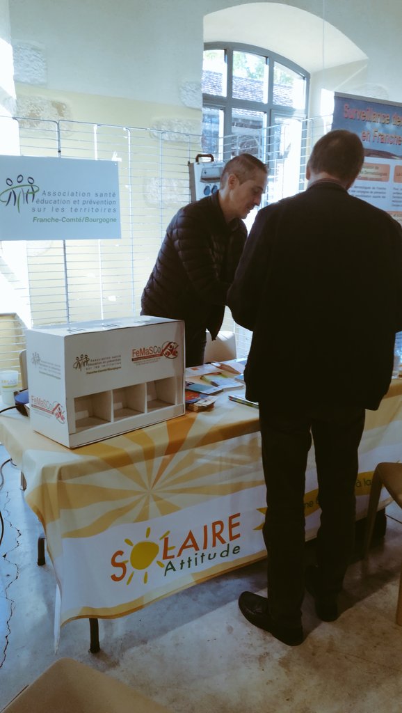CAseptfcb's tweet photo. Ludovic, notre nouveau collègue en pleine action de sensibilisation à l'autoexamen de la peau pour repérer les grains de beauté suspects. #TipTopLaForme @Villeaudincourt @AseptFCB https://t.co/XakMYEYc7R
