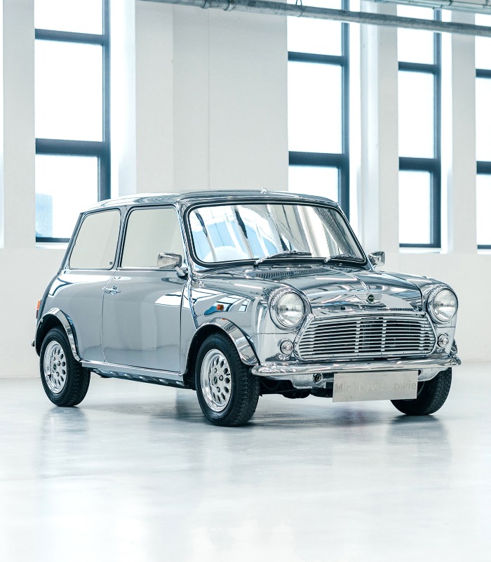 MINIUK's tweet photo. A chrome Mini designed by David Bowie, who wanted to create something “that could not be distinguished from its surroundings.”
The reflective nature of this Mini means everyone’s view is different, making it a truly unique one-off ✨
#MINI #MINIUK #DavidBowie #MINIOneOff https://t.co/kKj6TvuBYT