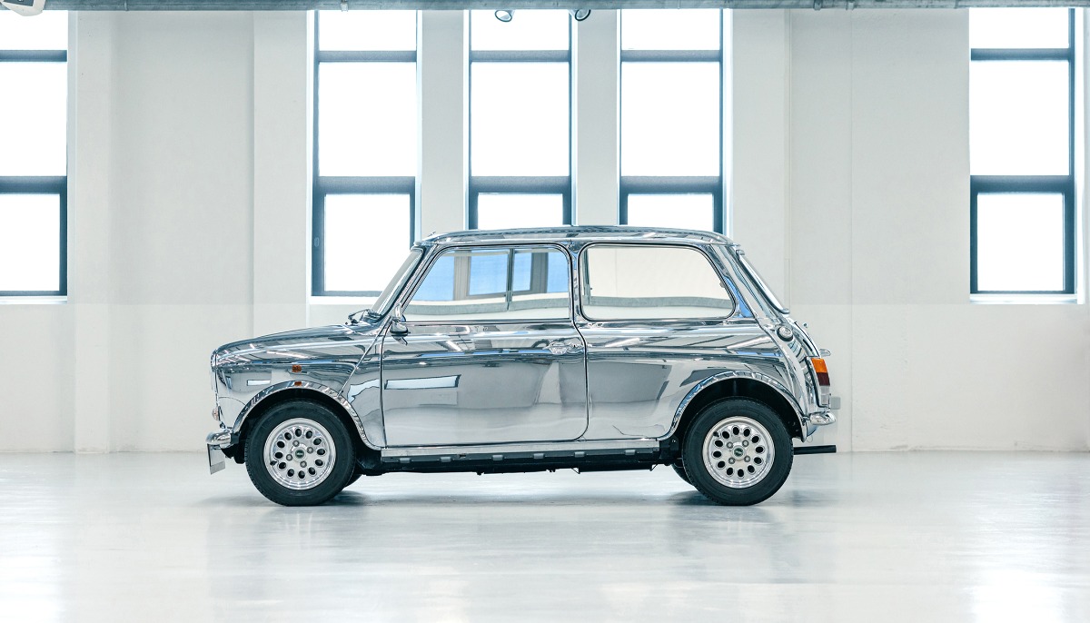 MINIUK's tweet photo. A chrome Mini designed by David Bowie, who wanted to create something “that could not be distinguished from its surroundings.”
The reflective nature of this Mini means everyone’s view is different, making it a truly unique one-off ✨
#MINI #MINIUK #DavidBowie #MINIOneOff https://t.co/kKj6TvuBYT