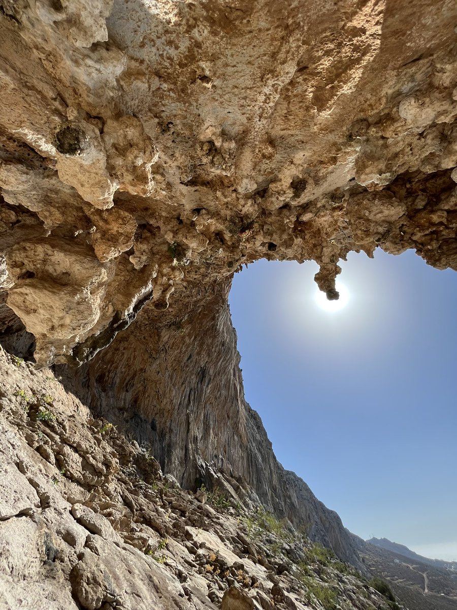 WWenban's tweet photo. @BSG_Geomorph #BSGPC22 @BSG_Geomorph @BSG_Postgrads Entry1: the incredible tufa limestone walls of Grande Grotta, Kalymnos, Greece. https://t.co/PStOgGkjg7