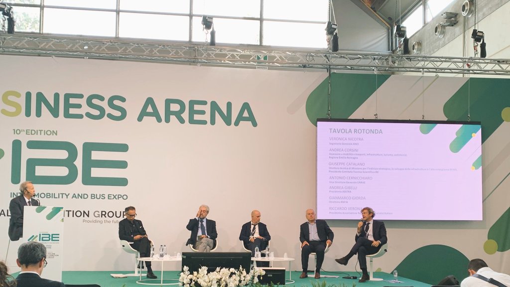 ANFIA_it's tweet photo. #IBE22
@gianmarcogiorda: negli anni scorsi l'industria degli 🚌 ha subito delle perdite, ma grazie ai #fondi stanziati, le imprese 🇮🇹 hanno investito nelle nuove #tecnologie (#elettrica, #idrogeno), riportando
la #filiera ad una nuova rinascita.
#ANFIAsocial https://t.co/KHUJ6QvTEb