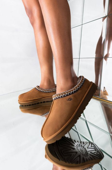 SoundFeet's tweet image. As the seasons change, you find yourself in need of warmer shoes. Well look no further, the UGG Tasmin has got you covered! The Tasmin will keep you warm and stylish all season long! 
#ugg #tasmin #showoffyoursoundfeet #obx #fall #sweaterweather