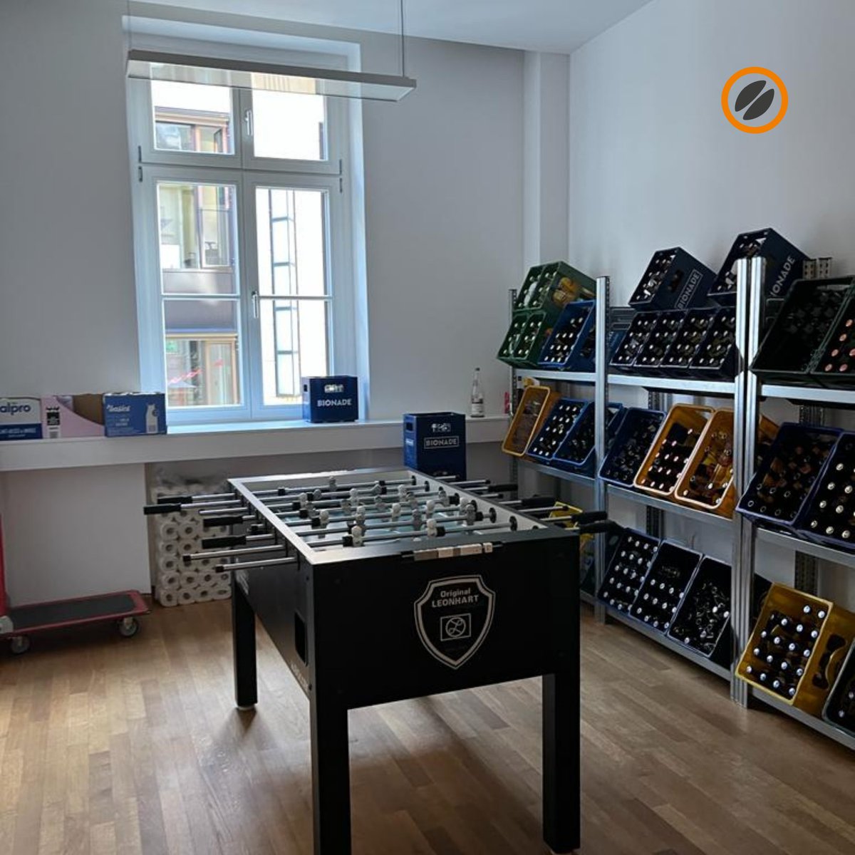 Unsere Leipziger #jambitees arbeiten 
in Toplage in der Klostergasse. Neben gut ausgestatteten #Büroräumen gibt es genug Raum für #Entspannung, #Sport und #Feiern. Du möchtest ein Teil unserer coolen Coding Crew werden? Jetzt bewerben 👉jamb.it/jobs #SoftwareDeveloper