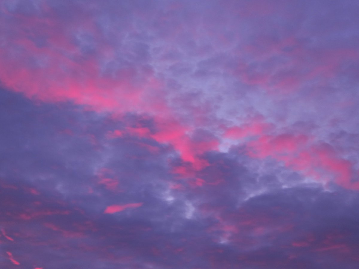 This morning at Mepal <a href="/WeatherAisling/">Aisling Creevey</a> <a href="/ChrisPage90/">Chris Page - Weatherman</a> <a href="/AngliaWeather/">Anglia Weather</a> #fenlandskies #fenlandsunrise #sunrise #dawn #October #fenland #autumn