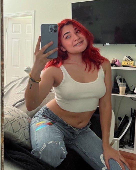 all smiles , who wants to suck my titties 😁 https://t.co/Ll52fOIGPA
