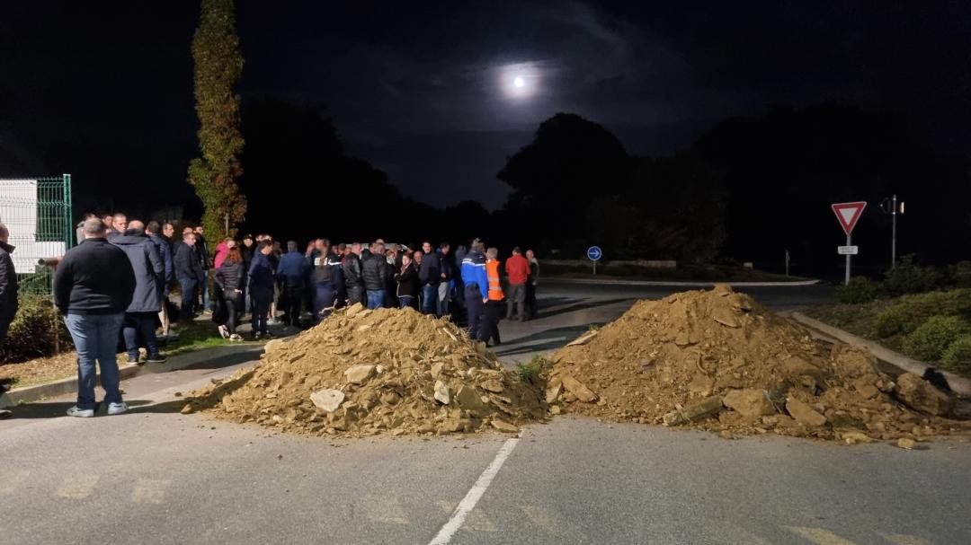 À l'appel de <a href="/FDSEA_Finistere/">FDSEA du Finistère</a> et <a href="/JA_Finistere/">JA du Finistère</a>, des producteurs de lait de toutes laiteries du Finistère se sont réunis à Quimper et à Carhaix devant les 2 sites de la coop Sodiaal qui, en plus de désespérer ses adhérents, pénalise tous les producteurs de lait français !