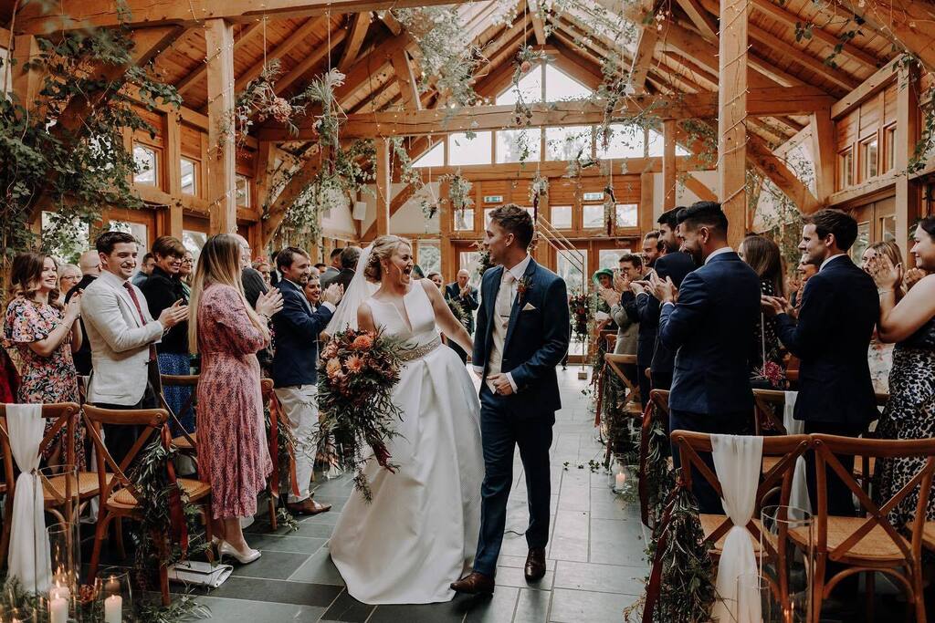 Autumn perfection for Lauren and Ky at @theoaktreeofpeover last year 🍂 

📷 @gailseckerphotography 🧡

#autumnwedding
#autumnweddingflowers
#autumnvibes 
#autumnstyle 
#dahlias
#dahliabouquet
#dahliawedding
#bridesbouquet
#showerbouquet 
#weddingflower… instagr.am/p/Cjm7OiIMCHS/