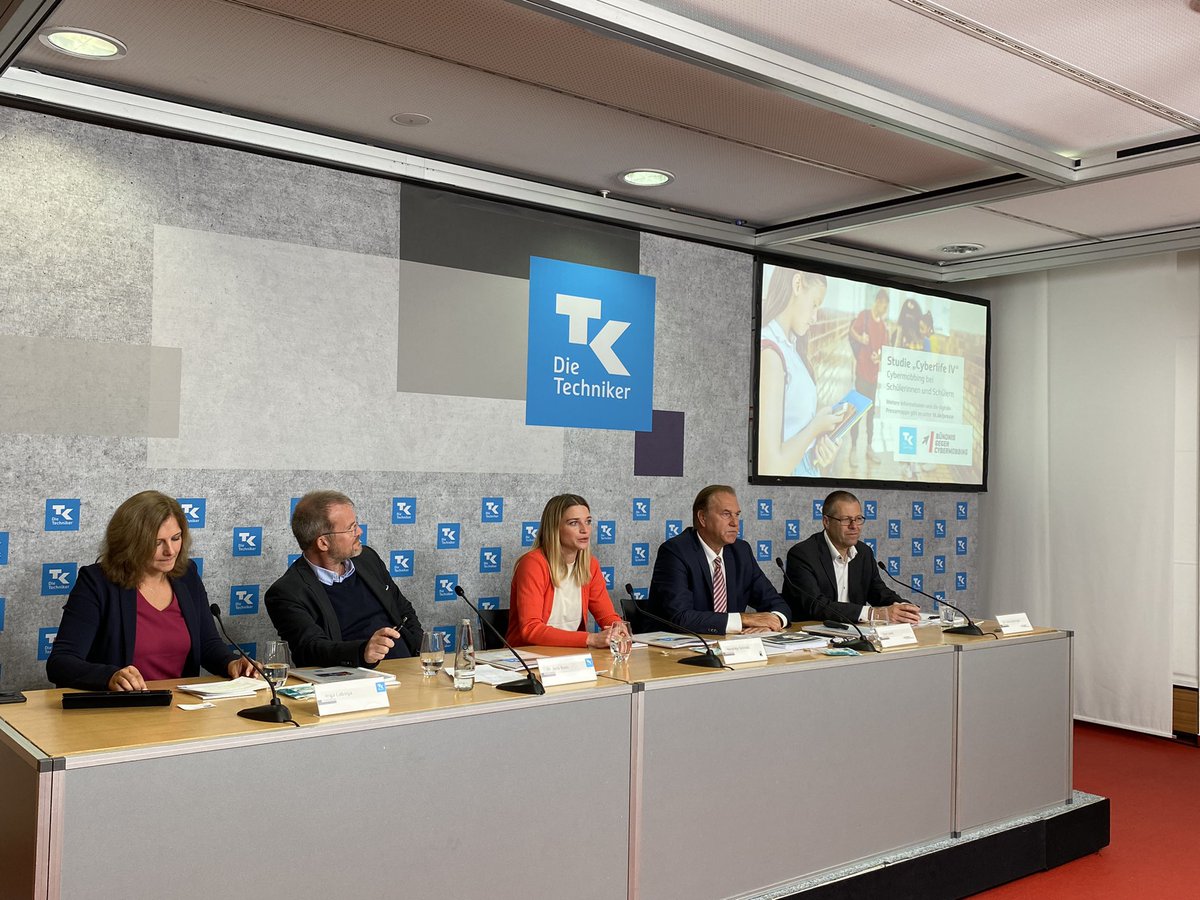 Psychologin Hendrikje Schmidt vom <a href="/krisenchat/">krisenchat</a> berichtet von ihrer Arbeit mit Betroffenen von #Cybermobbing: „Besonders wichtig ist es, sich Unterstützung im persönlichen Umfeld zu holen. Erwachsene Bezugspersonen müssen mit in die Verantwortung genommen werden.“