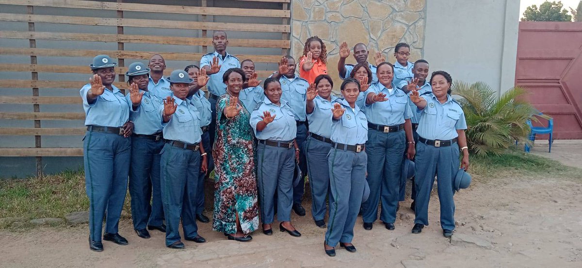 UNFPAMocambique's tweet photo. 18 police officers 👮🏾👮🏽‍♂️ who provide assistance to survivors of violence are undergoing #GBV training in partnership with Muleide &amp; #DPGCAS in #CaboDelgado.

Funded by @SwedeninMZ 🇸🇪, the training is key to improving quality of timely support for #GBV survivors in police stations. https://t.co/Ej05YosYhB
