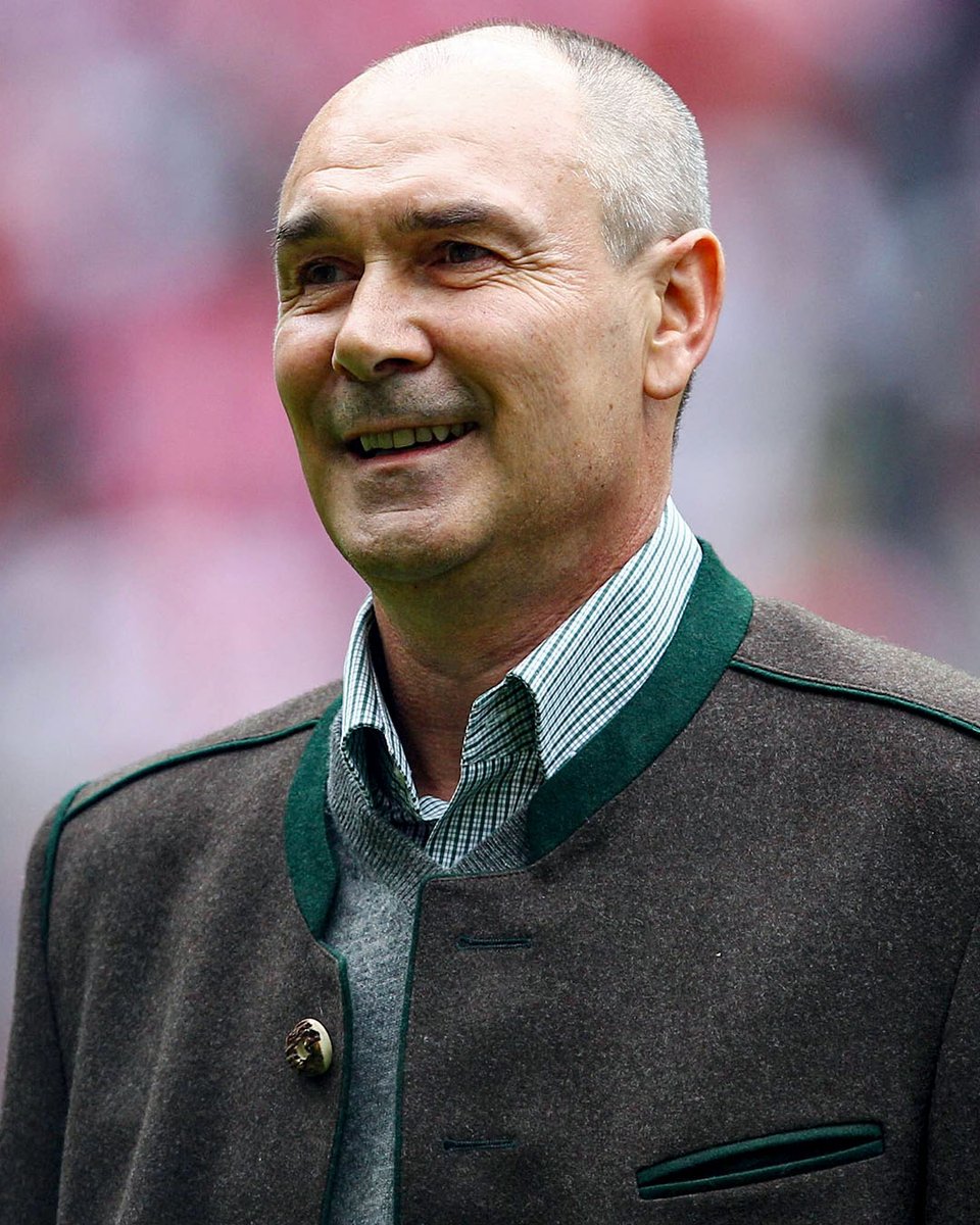 FCBayernES's tweet photo. Hoy celebra su cumpleaños Raimond #Aumann, un portero legendario. ¡Felicidades! 🎁🎂
#FelizCumpleaños #MiaSanMia https://t.co/DOf5mYncUK
