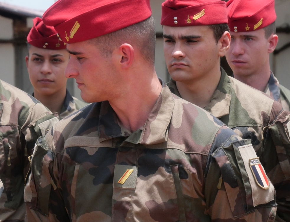 ❓Question du jour❓ :
Après 3 mois de présence de la #MISLOG B-4 au camp de M’Poko, pouvez-vous identifier le nom du régiment sur la photo ci-dessous ?
A. Le 1er régiment de chasseurs parachutistes 
B. Le 1er Spahis 
C. Le 1er régiment de tirailleurs
@EfgOfficiel <a href="/EtatMajorFR/">Armée française - Opérations militaires</a>