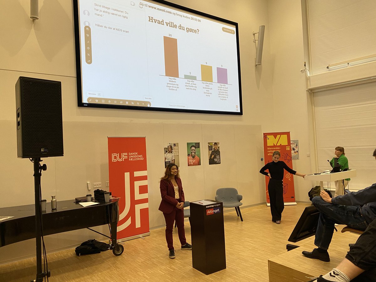 danskungdom's tweet photo. Hvad ville du gøre, hvis nogen skrev “skrid tilbage i køkkenet” til dig på de sociale medier?
Det spørgsmål stillede vi på vores temascene “Dømt ude – Hvem kan deltage online?” på #techreal sammen med @BornsVilkar og Menneskerettighedsalliancen. #vierduf https://t.co/VKUjkmNK5b