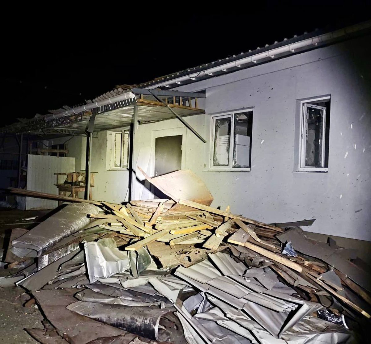 росіяни усю ніч обстрілювали місто Нікополь Дніпропетровської області з "Градів" та ствольної артилерії. 

Тяжких поранень зазнали 6-річна дівчинка, внаслідок травм, завданих росіянами, їй ампутували ноги. Дитині знадобиться операція та протезування.

Ми маємо зупинити росію!