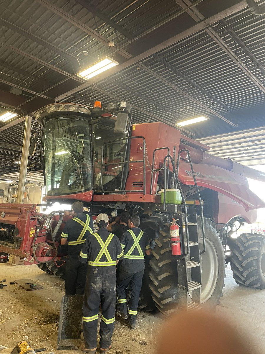TJKlopp's tweet image. Thanks to all the guys at  @DeltaPowerEquip in Exeter!!  the one combine was only in the shop for 4 hours yesterday on one of the nicest harvest days of the fall!  Still managed to get back to the party and knock a bunch more off after supper #allhandsondeck