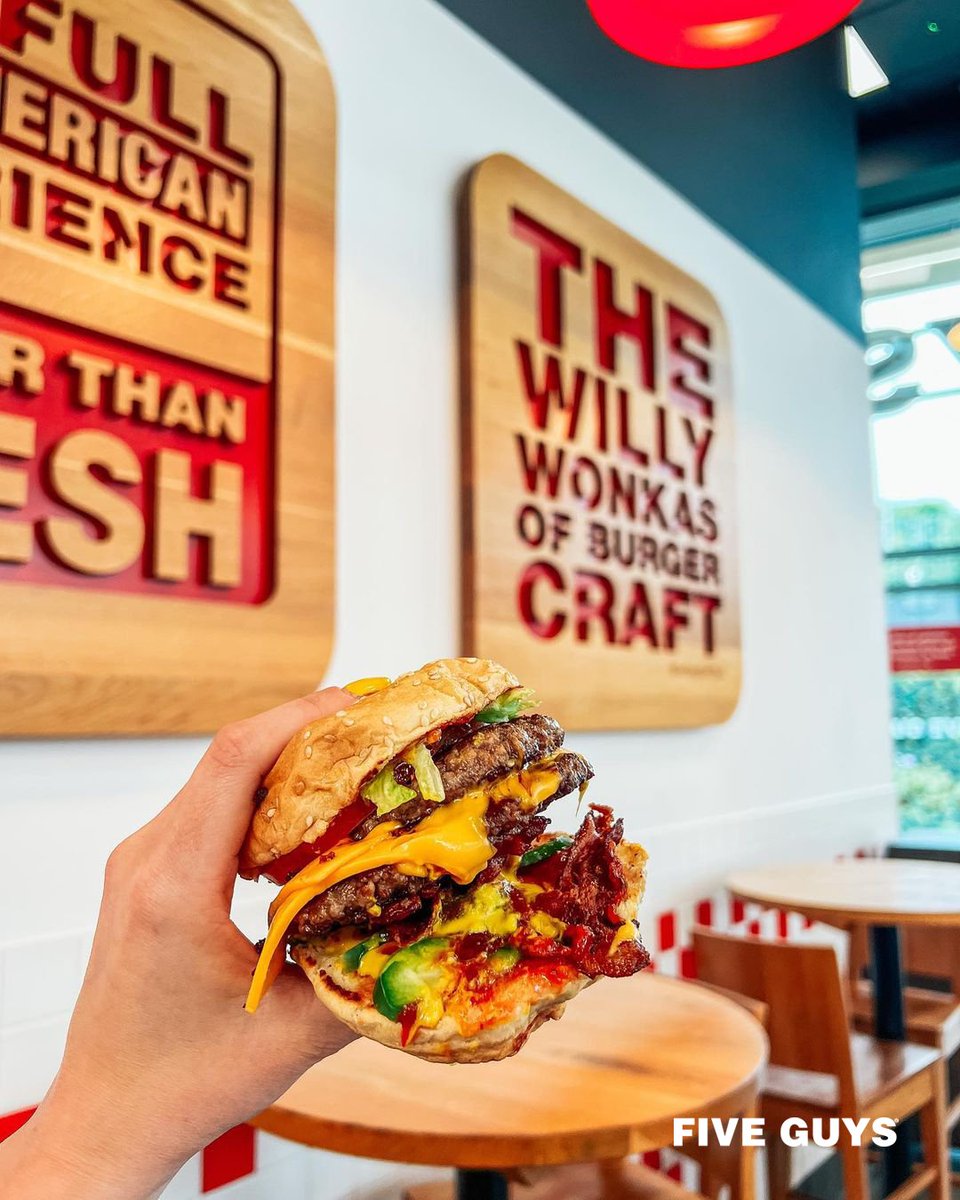 Lunch time! Bursting with freshness. 🍔 (📸 : athomewithsarahellbee | Instagram)
________

#fiveguysbe #fiveguys #5guys #burgersandfries