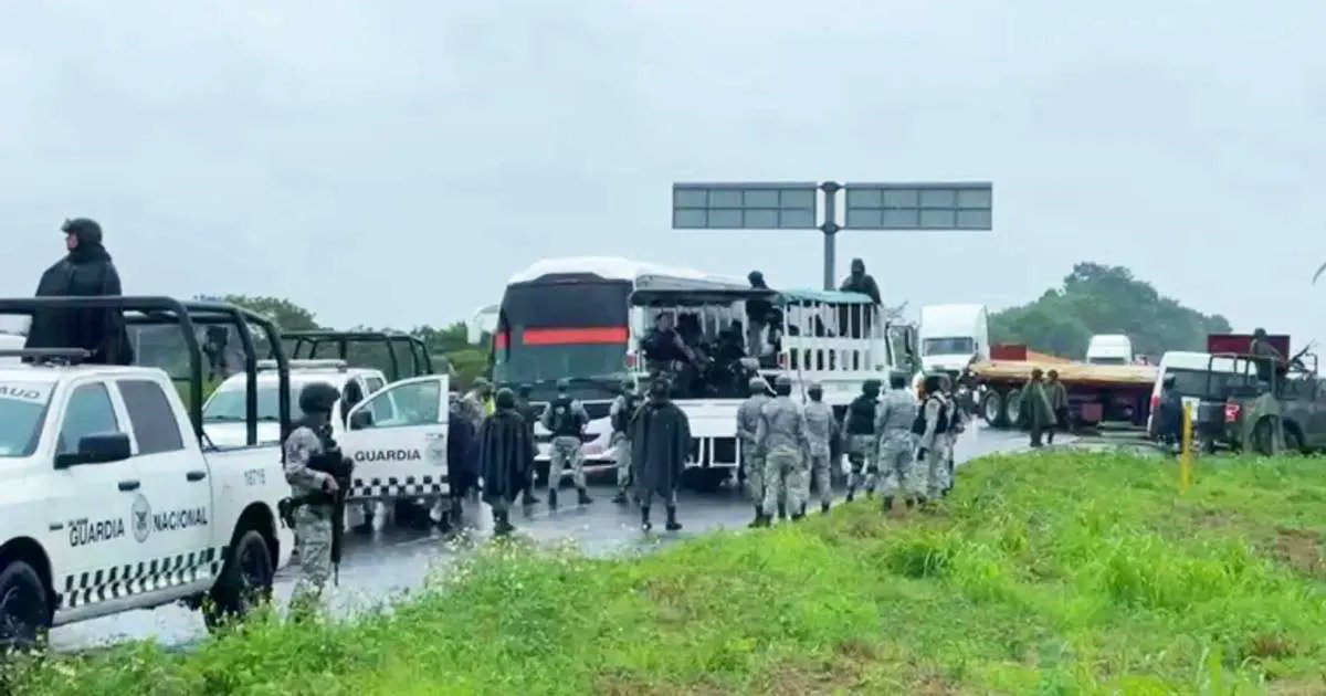 CiberCuba's tweet photo. Migrantes cubanos toman de rehén a chofer de un autobús para evitar detención en México 

Leer más: https://t.co/vKOcXdAkiJ #Cuba #CiberCuba https://t.co/7YQcHveQbA