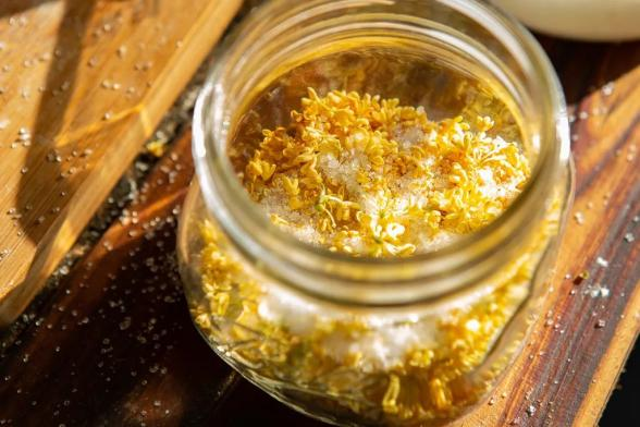 GoJiangsu's tweet photo. Sweet-scented osmanthus has filled the atmosphere in Zhenze ancient town, #Suzhou. The fragrant flowers are also addictive for their irresistible flavor for tea, pastries, candies, and honey. Come here and enjoy the flowers! #TravelInJS https://t.co/OiAaMzEzJg