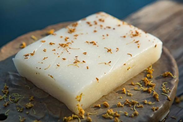 GoJiangsu's tweet photo. Sweet-scented osmanthus has filled the atmosphere in Zhenze ancient town, #Suzhou. The fragrant flowers are also addictive for their irresistible flavor for tea, pastries, candies, and honey. Come here and enjoy the flowers! #TravelInJS https://t.co/OiAaMzEzJg
