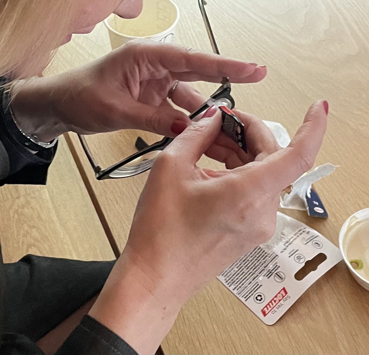 Resilienssi. Sitä nähtiin taas tänään konkreettisesti, kun esihenkilöni @Anusuu kaatui liukkaisiin lehtiin matkalla palaveriin. Tuli neukkariin polvet paikattuina, uudet sukkikset jalassa, smoothie kädessä, liimasi rillit kasaan ja sanoi: ”onneksi ei käynyt pahemmin!” ❤️