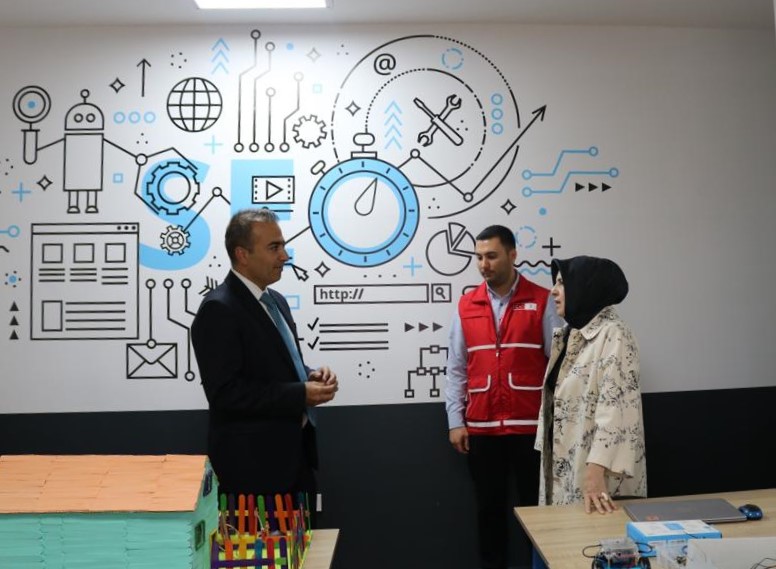 KizilayTM's tweet photo. Şahinbey Kaymakamı Hayrettin Çiçek (@HayrettinnCiCEK), Gaziantep Toplum Merkezimizi ziyaret ederek faaliyetlerimizi yerinde inceledi.

@SahinbeyK27 https://t.co/EvXX3hk9Oi