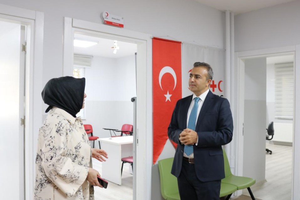 KizilayTM's tweet photo. Şahinbey Kaymakamı Hayrettin Çiçek (@HayrettinnCiCEK), Gaziantep Toplum Merkezimizi ziyaret ederek faaliyetlerimizi yerinde inceledi.

@SahinbeyK27 https://t.co/EvXX3hk9Oi